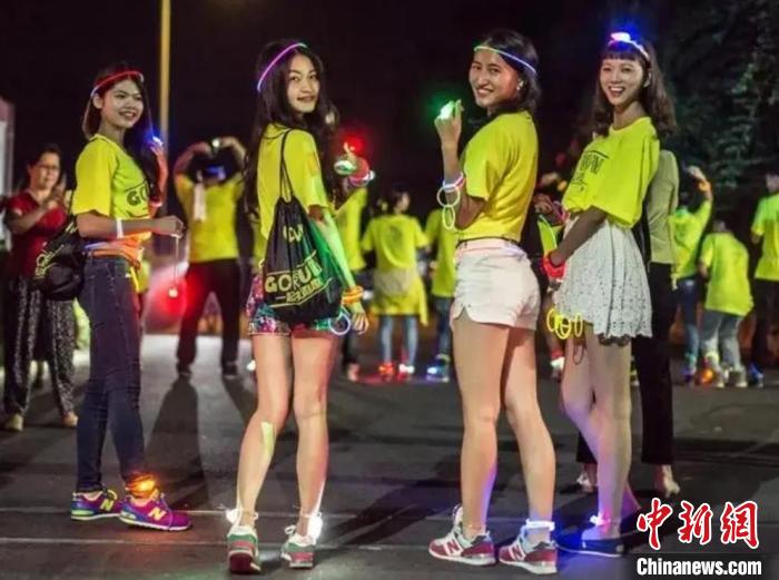 明星齐聚南京银杏湖 跨年荧光跑点燃新年激情