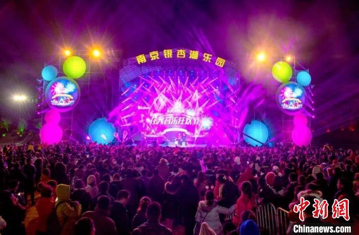 明星齐聚南京银杏湖 跨年荧光跑点燃新年激情