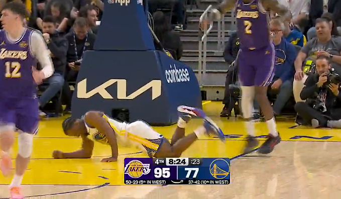 库里无奈摸头回应克莱尔伤退 湖人勇士鏖战四节