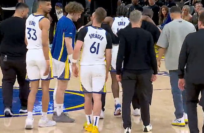 库里无奈摸头回应克莱尔伤退 湖人勇士鏖战四节