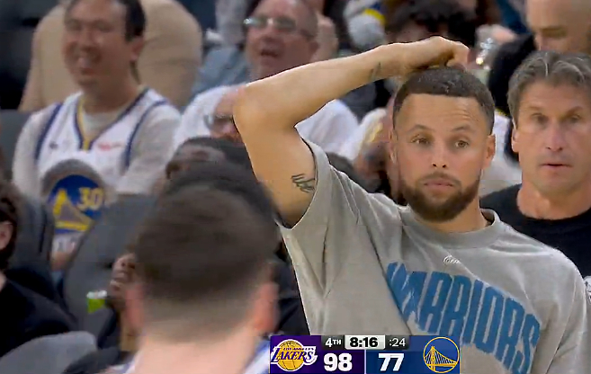 库里无奈摸头回应克莱尔伤退 湖人勇士鏖战四节