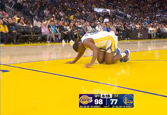 库里无奈摸头回应克莱尔伤退 湖人勇士鏖战四节